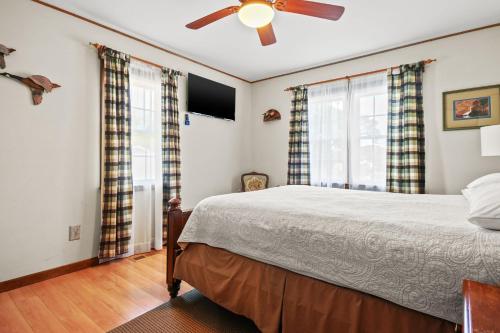 Ένα ή περισσότερα κρεβάτια σε δωμάτιο στο Island Estate - Pet friendly, private pool & dock!