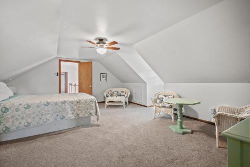 Ένα ή περισσότερα κρεβάτια σε δωμάτιο στο Island Estate - Pet friendly, private pool & dock!