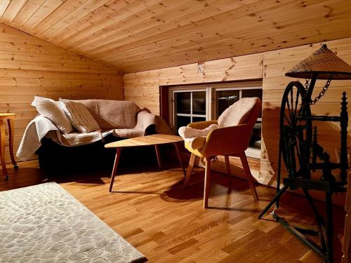Un pat sau paturi într-o cameră la Cozy Ockelbo Retreat with Sauna Stunning Nature Views