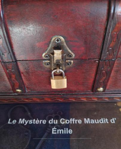 a wooden trunk with a lock on top of it at Le Chalet Champenois - Jacuzzi - Terrasse - Calme - Ciné Netflix in Troyes