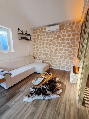 a living room with a couch and a table at Le Chalet Champenois - Jacuzzi - Terrasse - Calme - Ciné Netflix in Troyes