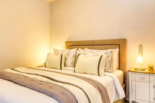 Giường trong phòng chung tại Elsa's Place, a Home in Madeira