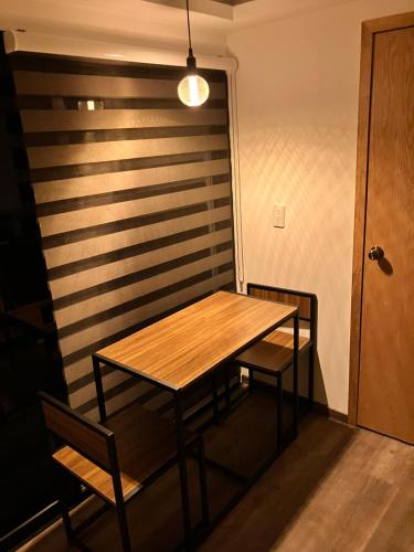 a wooden table and chairs in a room at Hotel Playa Los Angeles Bungalow Aloha in Ciudad del Carmen
