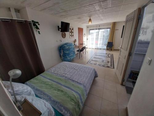 - une chambre avec un lit et une chambre avec une table dans l'établissement Studio Bonne Nuit 2, à Bourg-Saint-Bernard