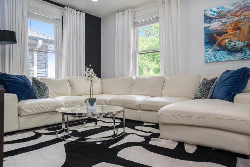 Χώρος καθιστικού στο Cozy Dundee Loft Near Dining & City Attractions