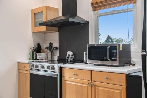 Η κουζίνα ή μικρή κουζίνα στο Cozy Dundee Loft Near Dining & City Attractions