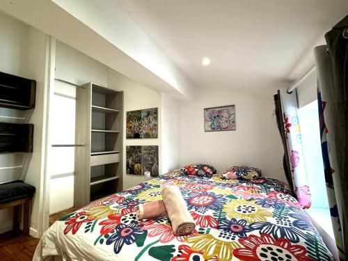 une chambre avec un lit avec une couette colorée dans l'établissement Spacieux & charmant T3, 2 chambres en hyper centre, à Vienne