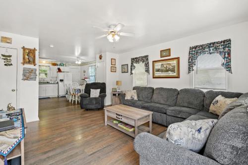 Χώρος καθιστικού στο Lighthouse View - Water views & shared pool!