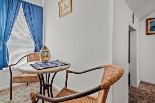 Χώρος καθιστικού στο Lighthouse View - Water views & shared pool!