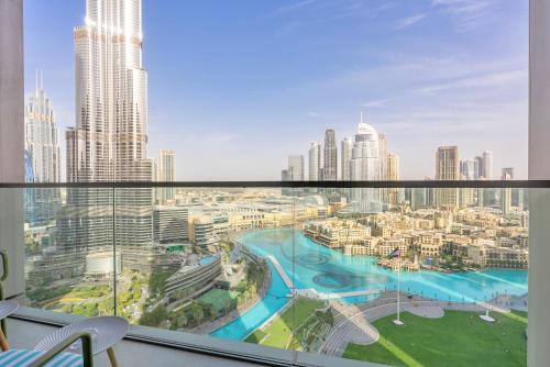 Downtown Luxury 2BR - Full Burj Khalifa & Fountain Views - 5 Minutes Walk to Dubai Mall