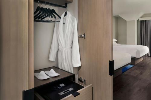 Postel nebo postele na pokoji v ubytování Kingston Marriott Hotel