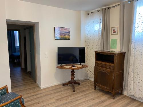 TV a/nebo společenská místnost v ubytování Au repos des vignes, chambres d'hôtes