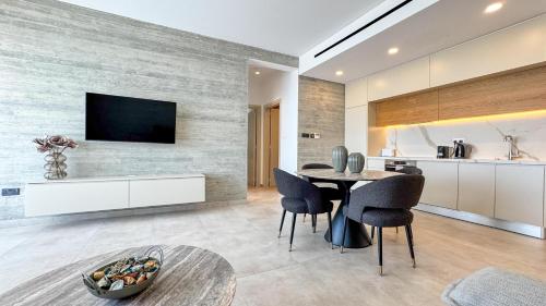 Malberry Park 202 - Modern 2bedroom Apt with Shared Heated Pool, Sauna, Gym, Jacuzzi