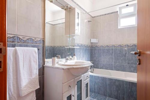 un baño con lavabo y bañera en SunRise Vila, en Estreito da Calheta
