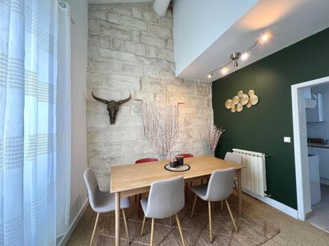 Duplex de charme, hyper centre, place des Carmes