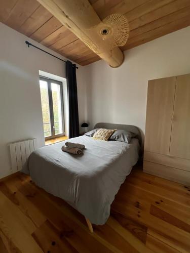 une chambre avec un lit et un plafond dans l'établissement La Parenthèse Romane, à Saint-Nectaire