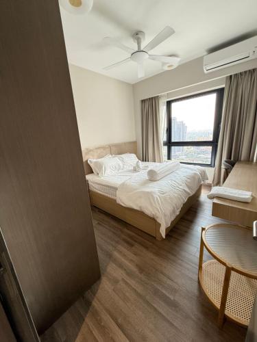 Postel nebo postele na pokoji v ubytování AGILE SKY HOME NEAR PAVILION MALL & TRX ViEW INCLUDING SWIMMING POOL