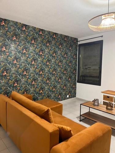 - un salon avec un canapé et une fresque murale dans l'établissement Grand T2 cozy, à Trets