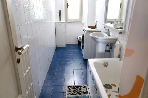 Spacious Esthers Room E Near SMN