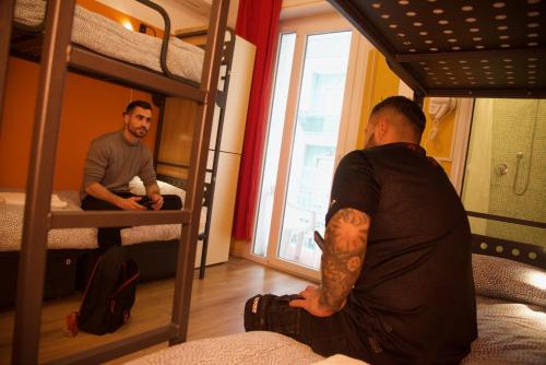 Letto o letti in una camera di Sunflower City Student Hostel & Bar