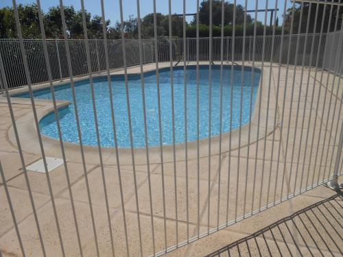 une clôture métallique autour d'une piscine dans l'établissement Le Goéland, à Toulon