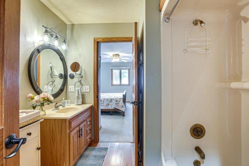 Ένα μπάνιο στο Apple Valley Home, Shared Golf Course On-Site