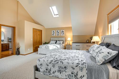Ένα ή περισσότερα κρεβάτια σε δωμάτιο στο Apple Valley Home, Shared Golf Course On-Site