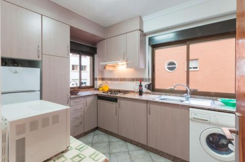 モライラにあるSirenaの白い家電製品付きのキッチン、窓