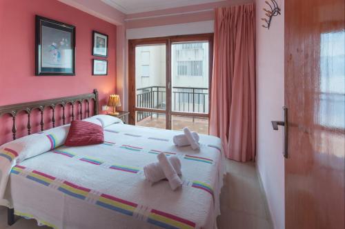 莫萊拉的住宿－Sirena，一间带两张床的卧室和一个阳台