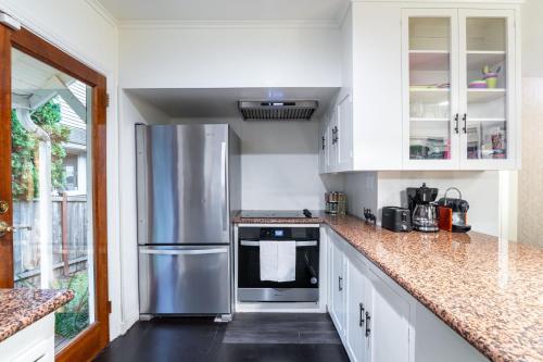 Η κουζίνα ή μικρή κουζίνα στο Cozy Lakeview Retreat in Seattle