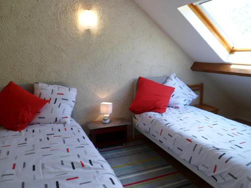 une chambre avec deux lits et une fenêtre dans l'établissement Chalet des Trois Ours, à Cauterets