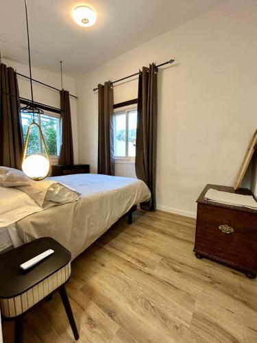a bedroom with a bed and a table and a window at Casita con vistas a la montaña cerca de Murcia in Algezares
