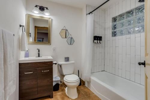 een badkamer met toilet, bad en wastafel bij Mountain Mansion with Hot Tub and Sauna in Morrison