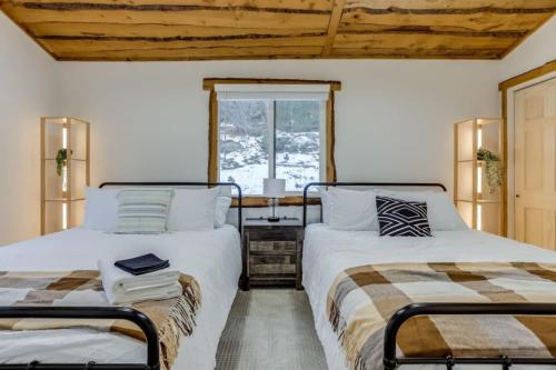 twee bedden in een kamer met een raam bij Mountain Mansion with Hot Tub and Sauna in Morrison