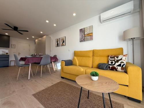 Khu vực ghế ngồi tại Sunny & Stylish beach apartment