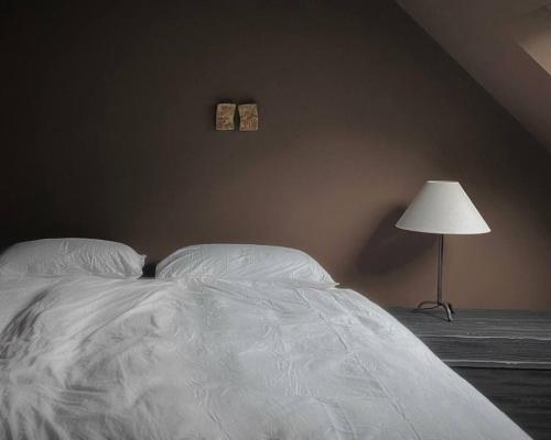 Een bed of bedden in een kamer bij Old school - Charming Historic Cottage for Seven