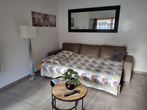 un salon avec un canapé et une table dans l'établissement Agréable 2p entre Antibes et Juan les Pins, à Antibes