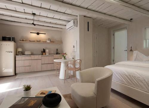 ein Schlafzimmer mit Bett und Tisch und eine Küche in der Unterkunft Palace Modern Residences at the Railyard - Studio in Santa Fe