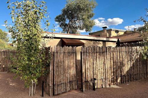 ein Holzzaun vor einem Haus in der Unterkunft Palace Modern Residences at the Railyard - Studio in Santa Fe