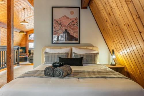 a bedroom with a bed with some towels on it at The Aspen Ridge Stargazer in Cripple Creek
