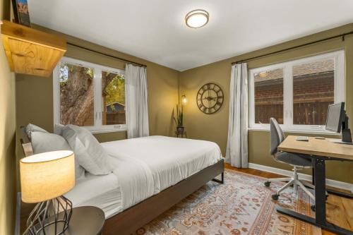 Ένα ή περισσότερα κρεβάτια σε δωμάτιο στο Charming Central Denver Bungalow