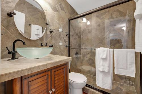 un baño con lavabo y ducha en TAL Getaway with POOL only 7 Mins to FSU, en Tallahassee