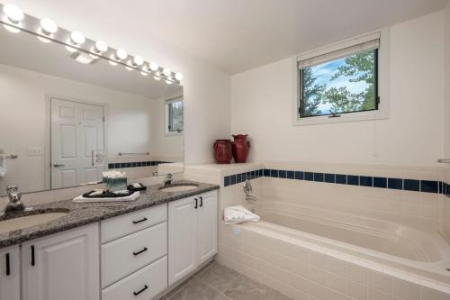 Ένα μπάνιο στο Luxe Home Minutes To Skiing Hot Tub