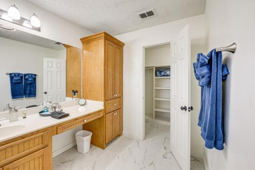 ein Badezimmer mit Waschbecken und Spiegel in der Unterkunft 1 Mi to Lake Jacksonville Pet-Friendly Home in Jacksonville