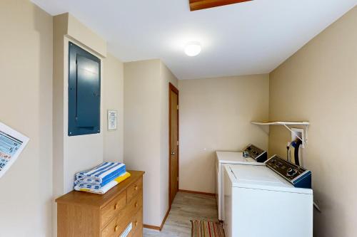 a laundry room with a washer and dryer at Auntie's House in Rockaway Beach