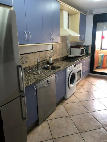 Η κουζίνα ή μικρή κουζίνα στο FRONTAL EN JARDINES DE ZAHARA 3 Dorm y 2 Baños