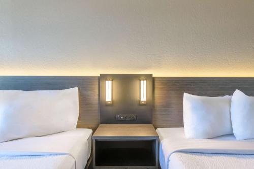 two beds sitting next to each other in a room at Motel 6-Ocala, FL - Conference Center in Ocala Ridge