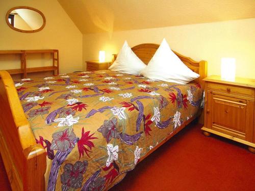 a bedroom with a bed with a colorful comforter at Ferienwohnung, Beetzseeheide in Ketzür