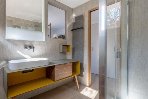 une salle de bain avec un lavabo et une douche dans l'établissement Villa Romarine, à Rayol-Canadel-sur-Mer