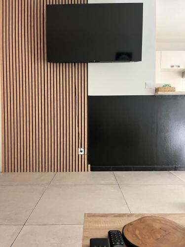 un téléviseur à écran plat accroché au mur dans l'établissement Atypical jacuzzi accommodation in Bordeaux!, à Bordeaux